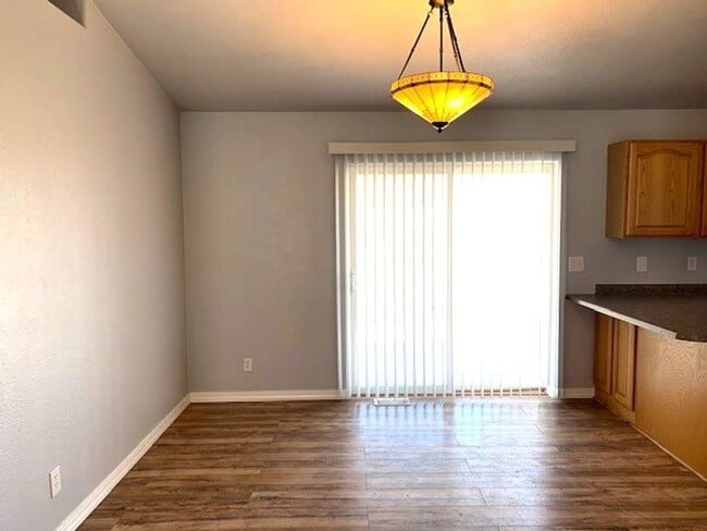 Building Photo - 3 bedroom home in Spring Creek with a garage