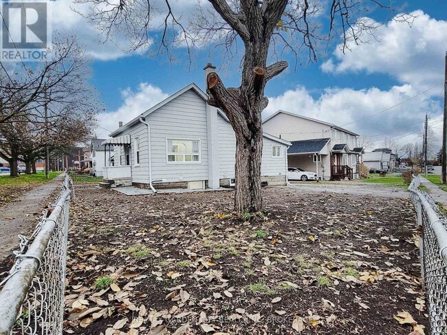 Building Photo - 7 Maplecrest Ave