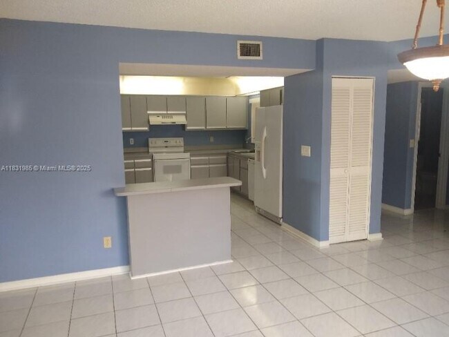 Foto del edificio - 9665 Riverside Dr