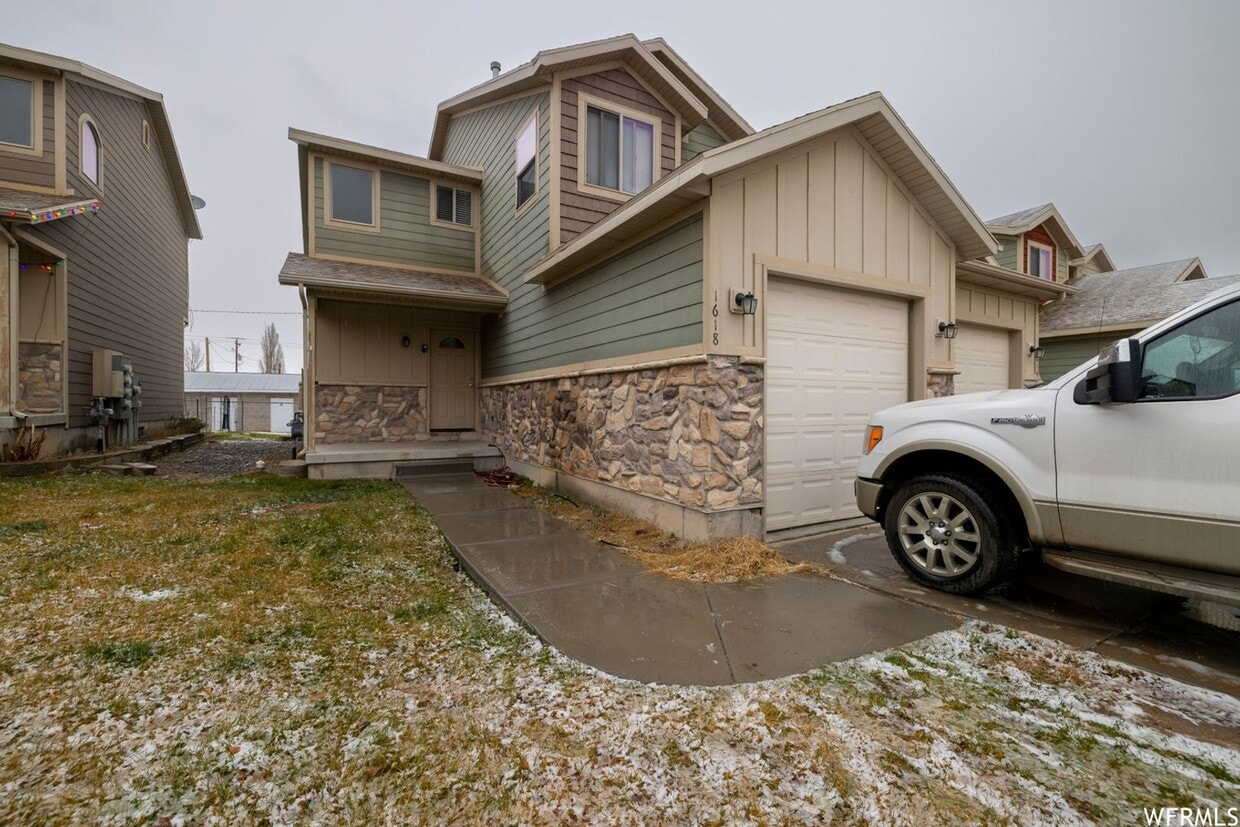 Primary Photo - Spacious Vernal Townhome
