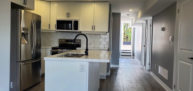 Kitchen area - 262 Ottawa St N