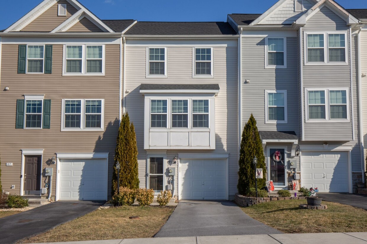 Foto principal - 3 bed, 2full/2 half bath Townhome in Marti...