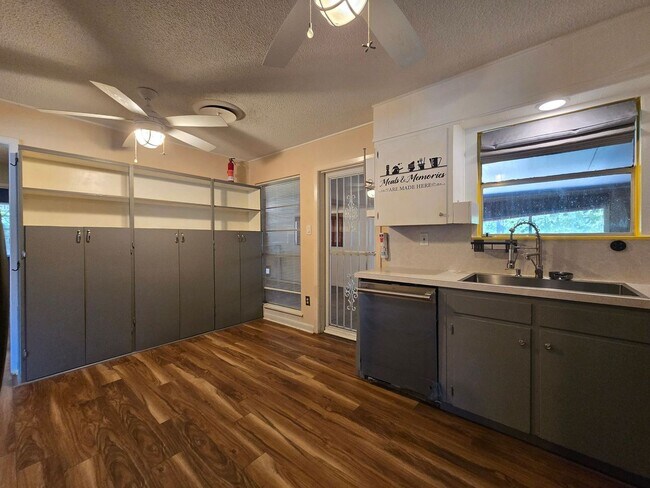 Foto del edificio - COMING SOON!