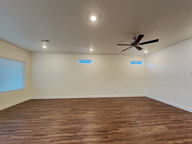 Building Photo - 5088 W Bellevue Street