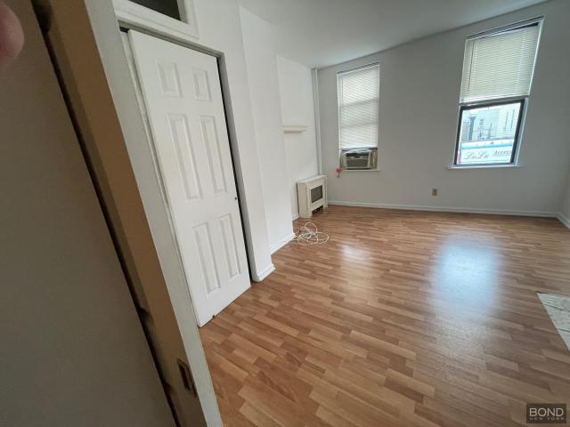 Foto principal - 2 bedroom in Queens NY 11103