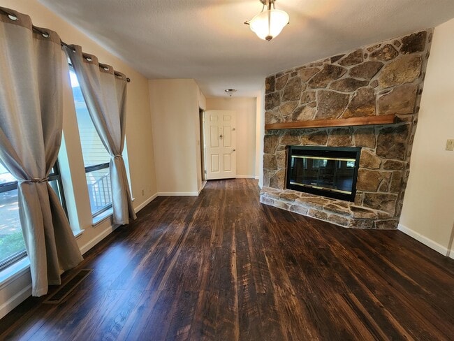 Building Photo - 106 Meadowview Dr