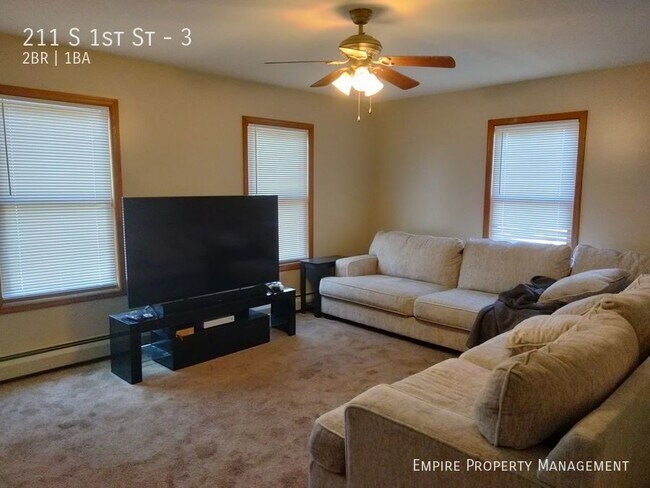 Building Photo - 3rd Floor: 2 Bedroom/ 1 Bathroom Apartment...