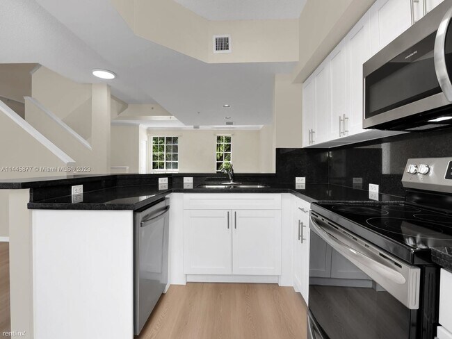 Building Photo - 3 br, 2 bath House - 2821 NE 185th St Apt 404