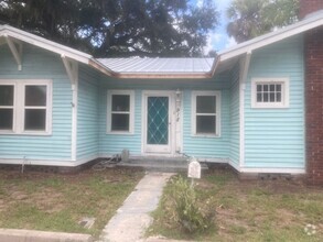 Building Photo - 918 11th Ave W