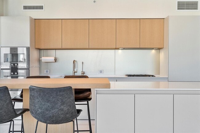 Building Photo - 3737 Collins Ave