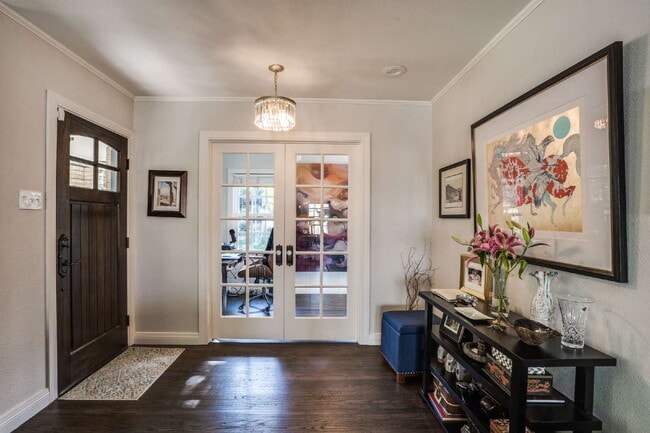Building Photo - A Stunning, Updated Home in the heart of Dallas