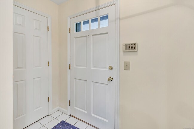Foto del edificio - 169 Mayfield Dr