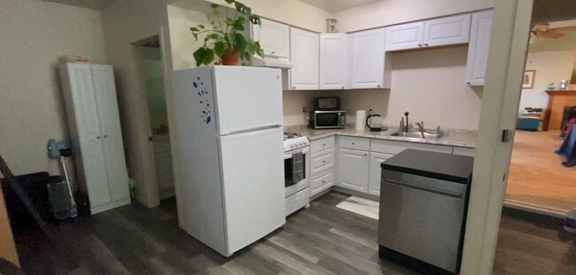 Building Photo - 445 East Foster Road, Unit Large Studio