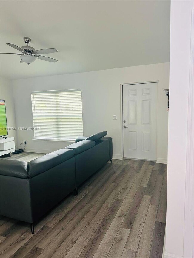 Building Photo - 2524 NE 5th Ave