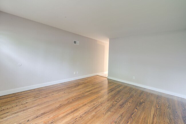 Foto del edificio - Spacious two bedroom renovated apartment