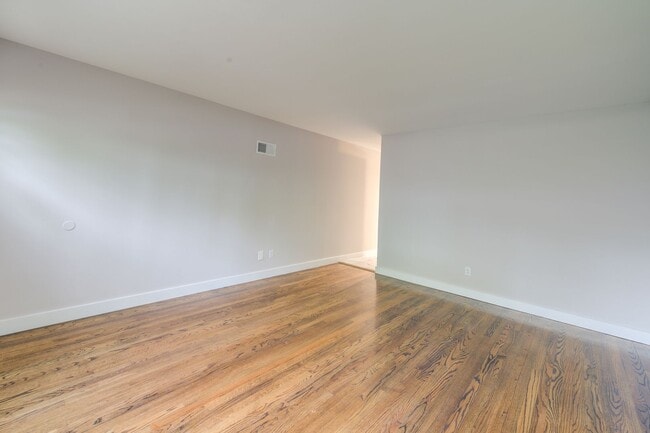 Building Photo - Spacious two bedroom renovated apartment