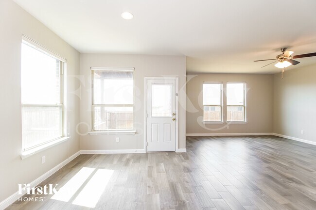 Foto del edificio - 401 Goldfinch Rd