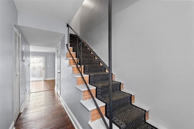 Building Photo - 5667 Kingsport Dr