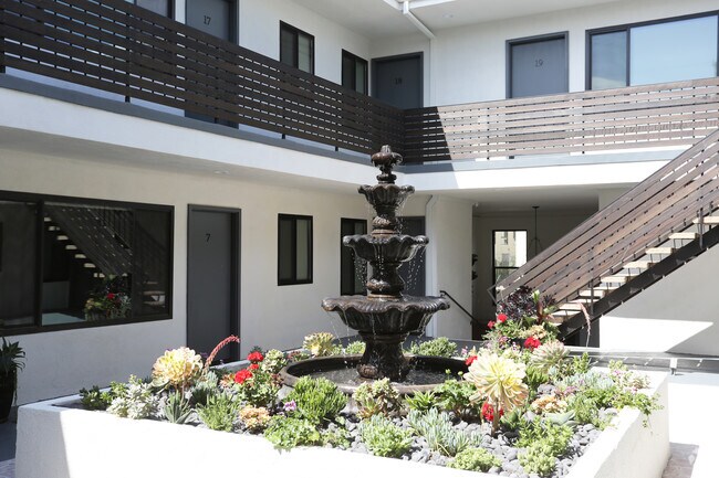 Patio - 1330 N Martel Ave