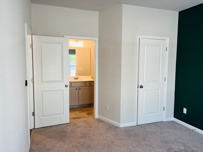 Foto del edificio - Stunning 3 bedroom, 3.5 bathroom townhome ...