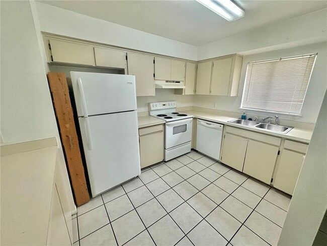 Building Photo - 2550 S Park Ave