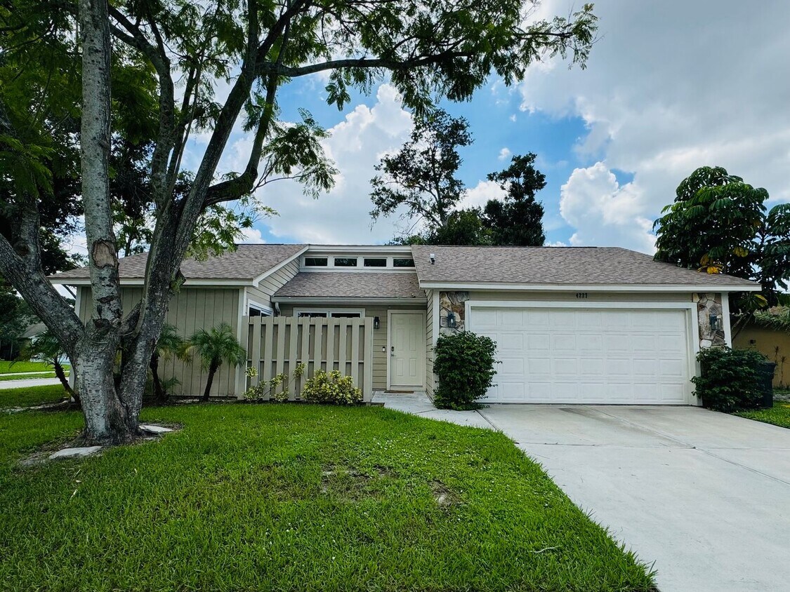 Primary Photo - Beautiful 2-Bed/2-Bath Lake Sarasota Home ...