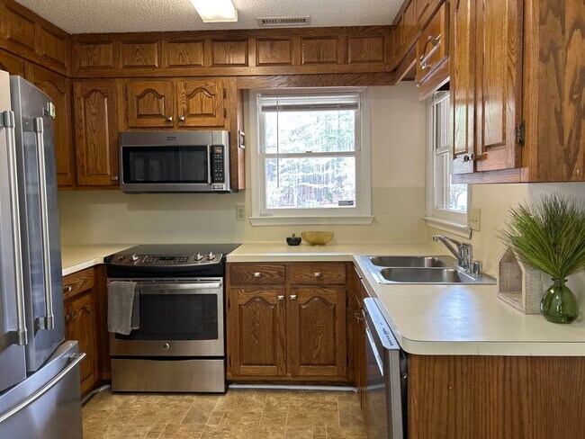 Building Photo - Move in special, half off first month rent