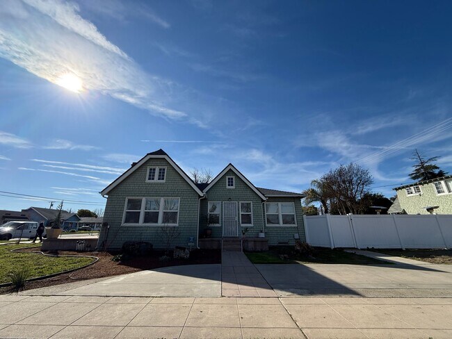 Foto del edificio - 3 Bedroom, 2 Bathroom charming Craftsman Style Home nestled in the heart of Tulare, CA