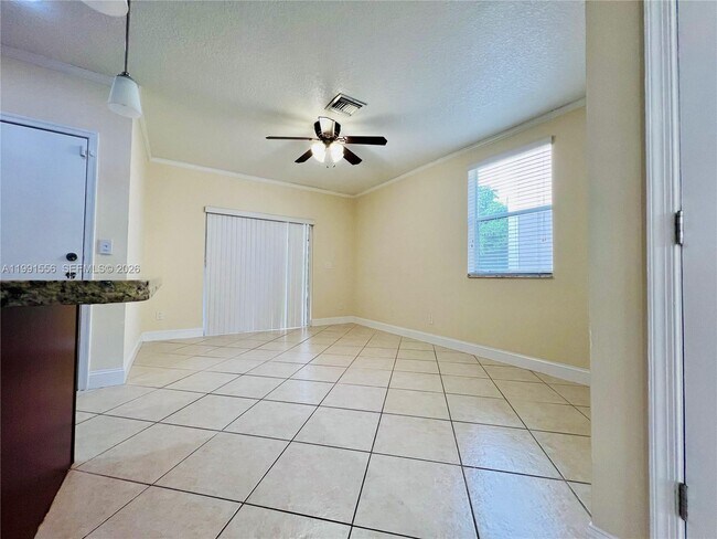 Foto del edificio - 10560 NW 57th Ct