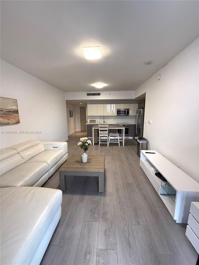 Building Photo - 1010 SW 2nd Ave