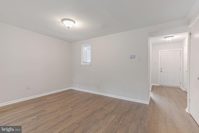 Building Photo - 8293 Londonderry Ct
