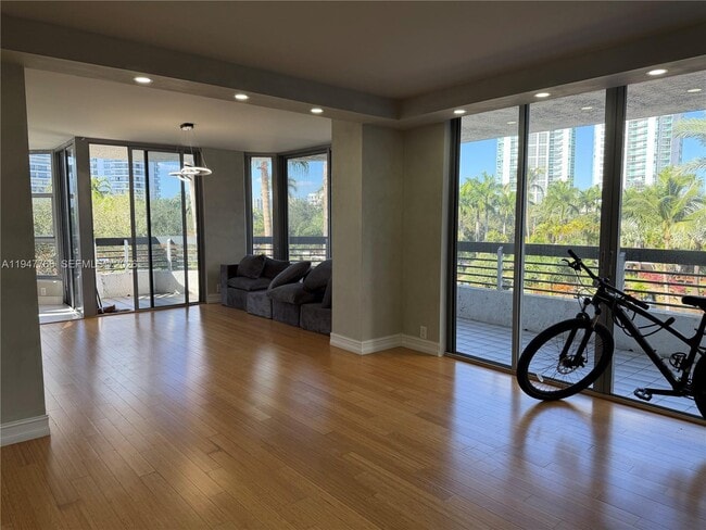 Building Photo - 19101 NE 36th Pl