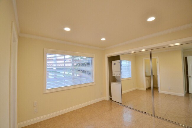 Foto del edificio - Ground Level Home La Jolla Village! Washer, Dryer, Parking, Upgraded Appliances! Walk to beaches!