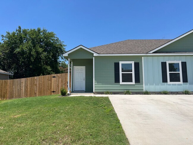 Building Photo - Luxury 3/2 Duplex in Seguin, Texas