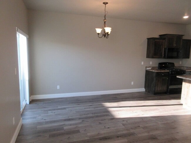 Building Photo - 3 bed - 2.5 bath - Newer town home living ...