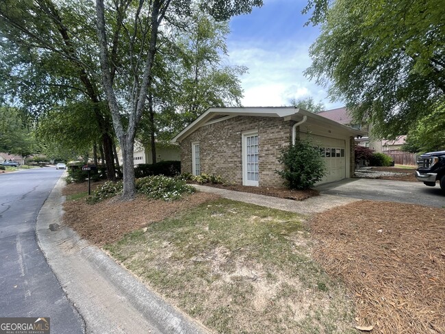 Foto del edificio - 4330 Village Oaks Ln