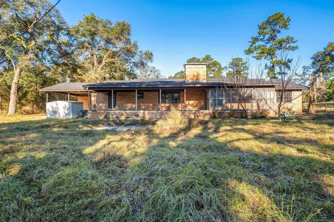 Foto del edificio - 5 bed 2.5 bath home with acreage