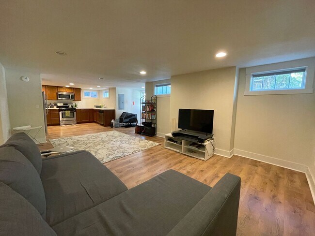 Foto del edificio - Fantastic Lower Duplex Unit with Washer/Dr...