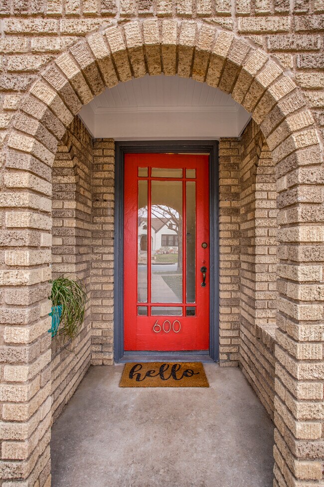 Be a neighbor, not a number, in this adorable fourplex. - 600 N Montclair Ave