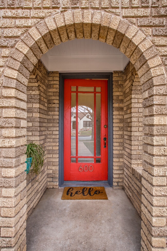 Be a neighbor, not a number, in this adorable fourplex. - 600 N Montclair Ave