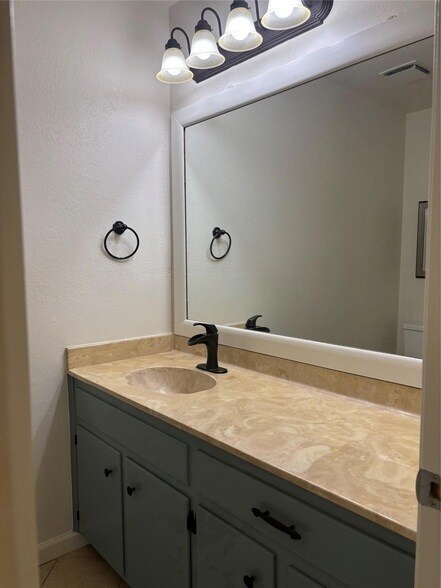 Foto del edificio - 6605 Danwood Dr