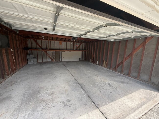 Building Photo - 3 BedroomRanch with a Detached 2 Car Garag...