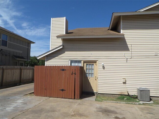 Foto del edificio - 2217 Katy Ln
