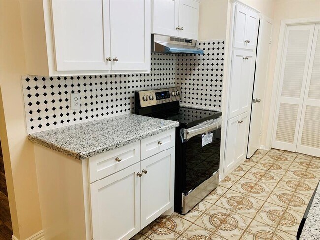 Building Photo - 9102 Troulon Dr
