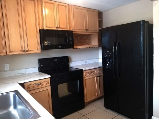 Building Photo - 605 Ixoria Ave