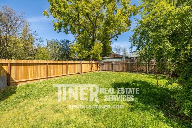 Building Photo - Charming Two Bedroom Home