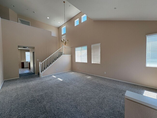 Foto del edificio - 4 Bed, 2.5 Bath in Riverside!