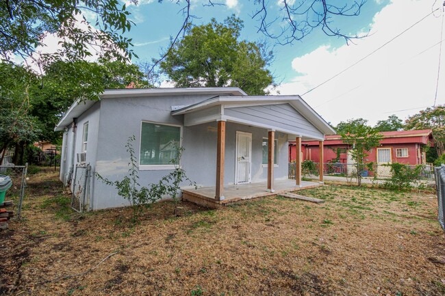 Building Photo - 530 Mercedes St