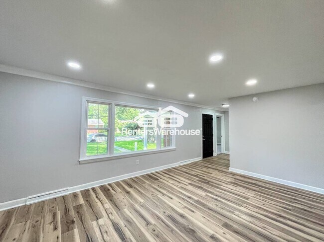 Building Photo - 5 Paddock Dr