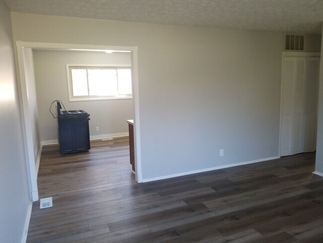 Foto del edificio - 9812 Saturn Dr